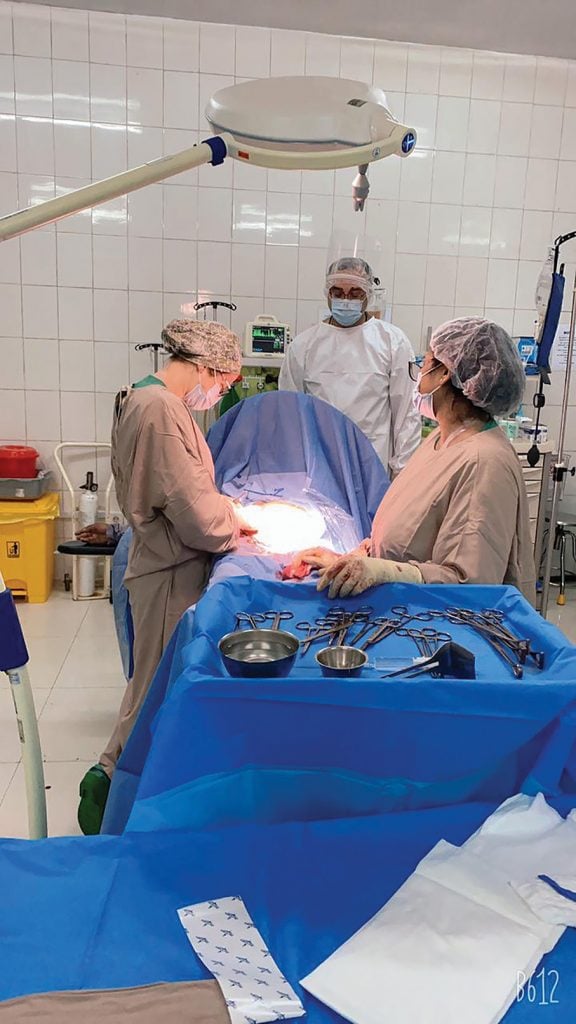 Dr Andrea Atkinson undertakes a caesarean section with Dr Kamal Akbar Afridi, anaesthetist, and Shabana Isaacs, operating theatre nurse, in Peshawar Women’s Hospital. ©MSF. 