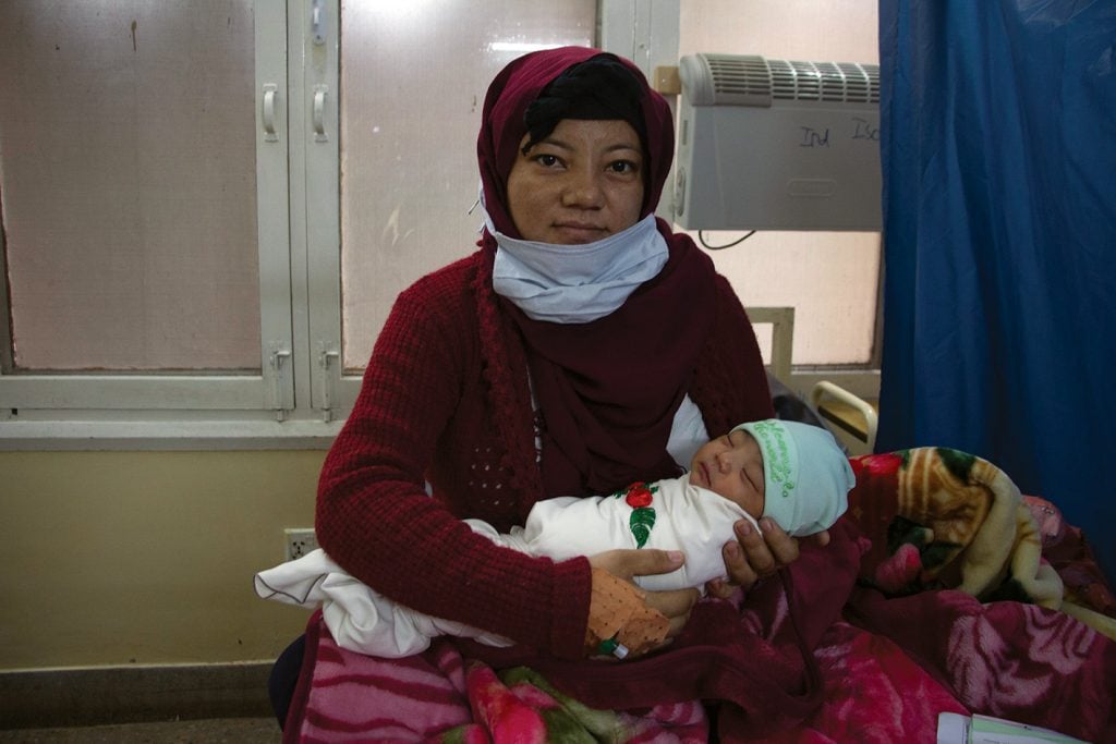 Shareef Noureen, an Afghan refugee, rests after delivery of her first baby at Peshawar Women’s Hospital. © Zahra Shoukat/MSF.